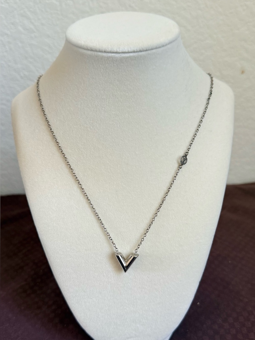 Authentic Louis Vuitton Necklace-Signature V
-Shaped Silver Pendant Necklace